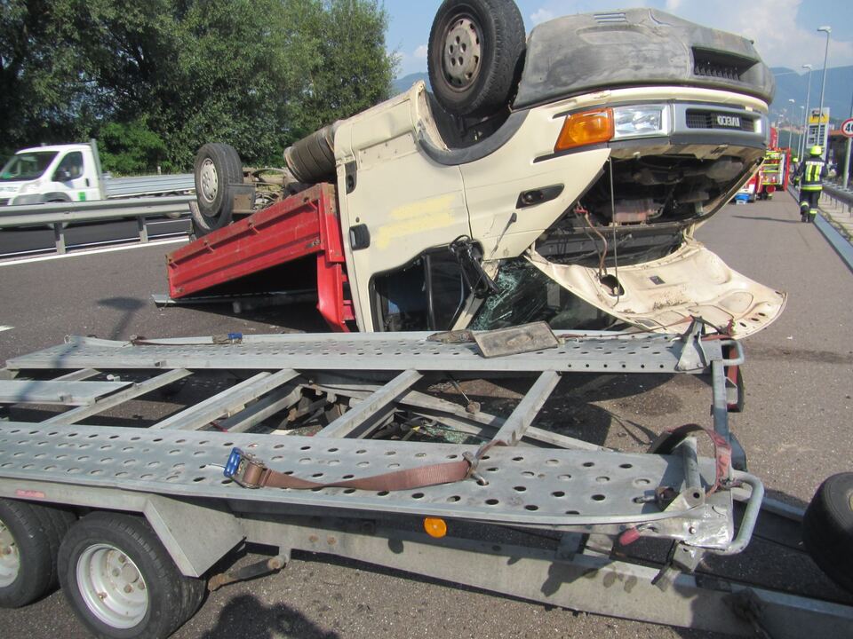 Unfall auf der MeBo Lieferwagen überschlägt sich Südtirol News