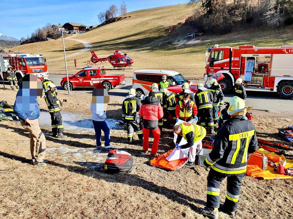 Unfall in Kastelruth Person im Fahrzeug eingeklemmt Südtirol News