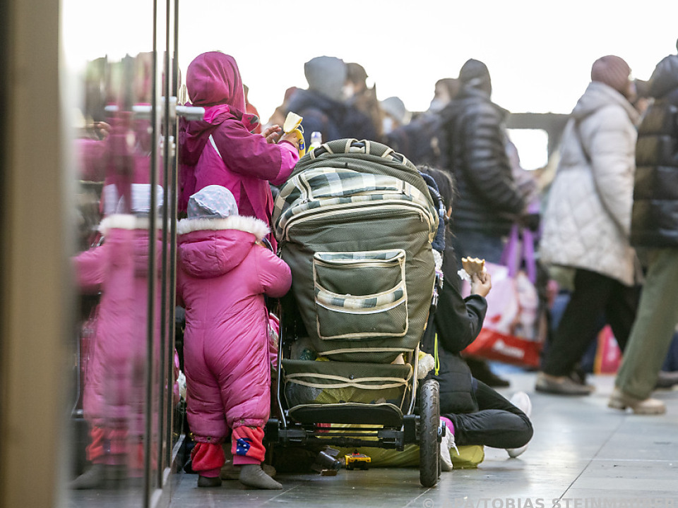 Ukraine Krieg treibt weltweite Flüchtlingszahlen in Höhe Südtirol