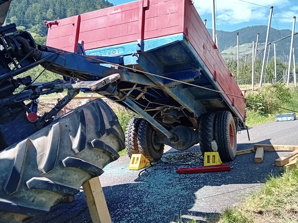 Tisens Bei Traktorunfall eingeklemmt Südtirol News