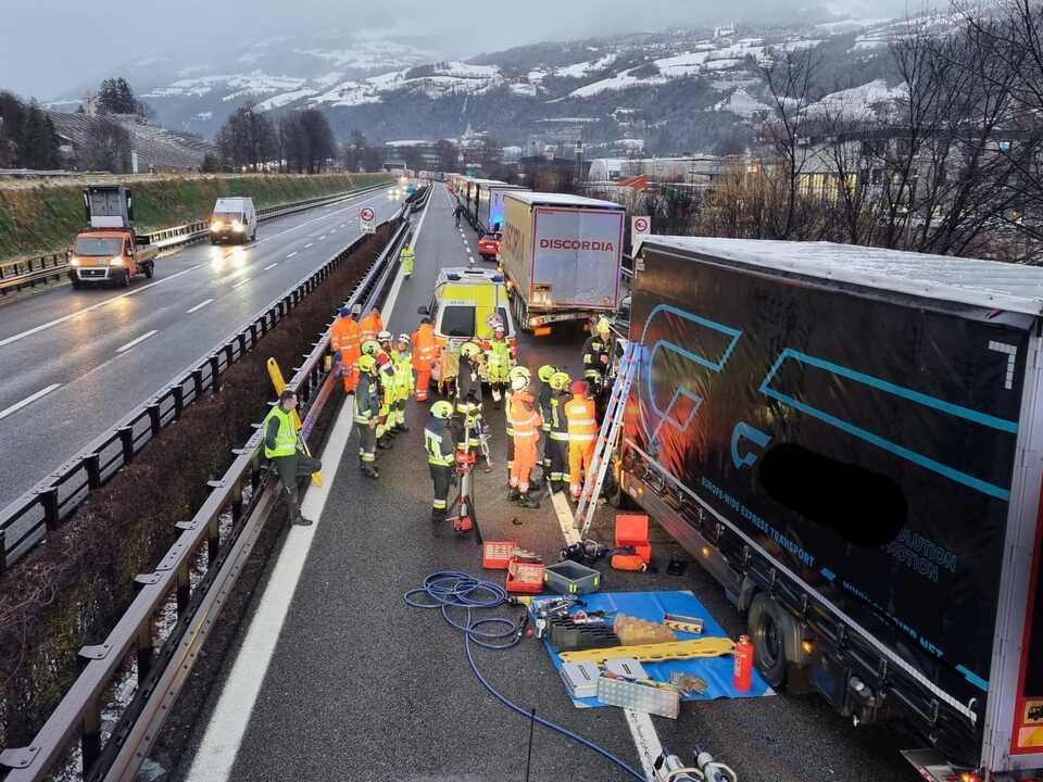 Schwerer Auffahrunfall auf der A22 Fahrer eingeklemmt Südtirol News