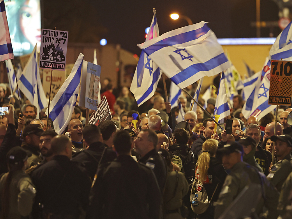 Israelis demonstrieren für Geisel Deal und gegen Netanyahu Südtirol News