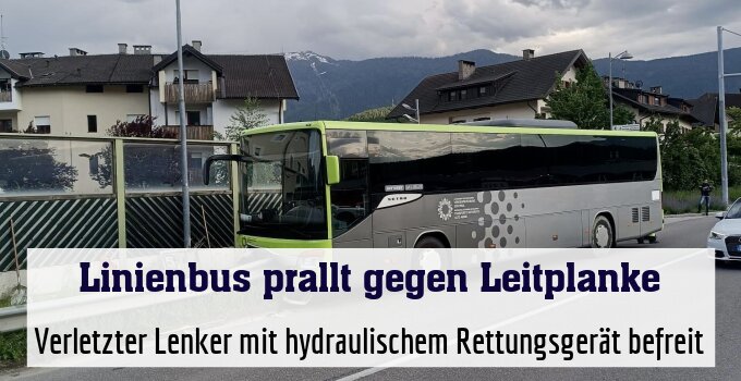 Verletzter Lenker mit hydraulischem Rettungsgerät befreit