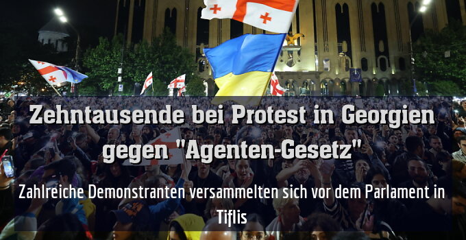 Zahlreiche Demonstranten versammelten sich vor dem Parlament in Tiflis