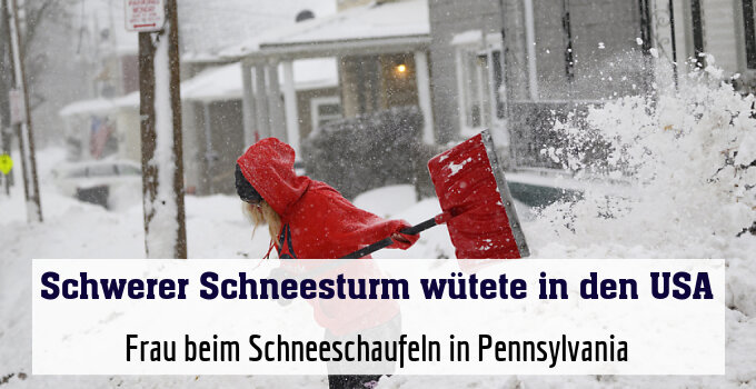 Frau beim Schneeschaufeln in Pennsylvania