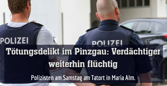 Polizisten am Samstag am Tatort in Maria Alm.