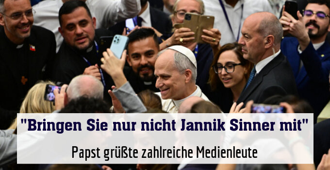 Leo XIV., von Journalisten umringt