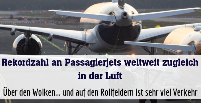 Über den Wolken... und auf den Rollfeldern ist sehr viel Verkehr