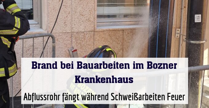 Abflussrohr fängt während Schweißarbeiten Feuer