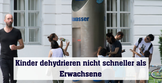 Kinder und Erwachsene holen sich an einem Trinkbrunnen in Wien Wasser