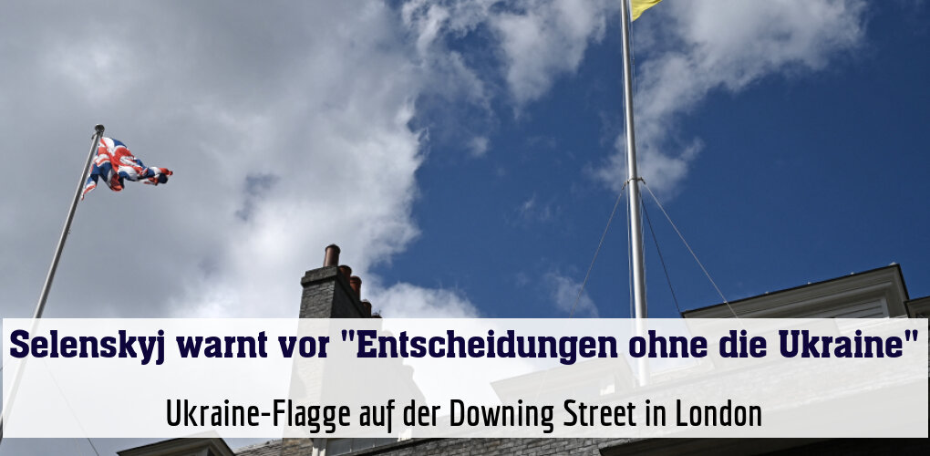 Ukraine-Flagge auf der Downing Street in London