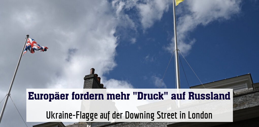 Ukraine-Flagge auf der Downing Street in London