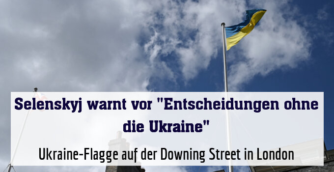 Ukraine-Flagge auf der Downing Street in London
