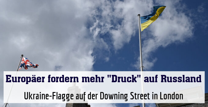 Ukraine-Flagge auf der Downing Street in London