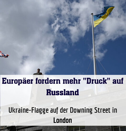 Ukraine-Flagge auf der Downing Street in London