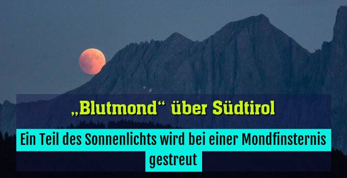 Ein Teil des Sonnenlichts wird bei Mondfinsternis gestreut