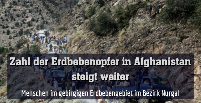 Menschen im gebirgigen Erdbebengebiet im Bezirk Nurgal