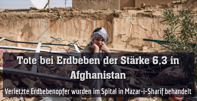 Überlebender sitzt auf den Trümmern eines Hauses im Dorf Tashqurghan