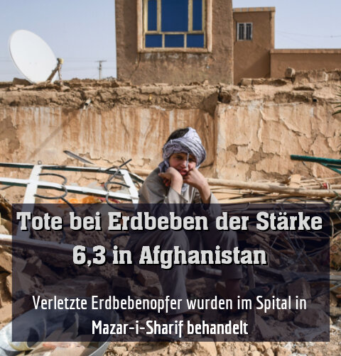 Überlebender sitzt auf den Trümmern eines Hauses im Dorf Tashqurghan