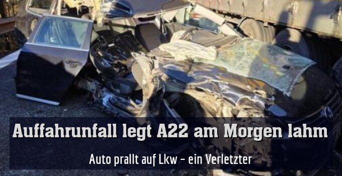 Auto prallt auf Lkw – ein Verletzter