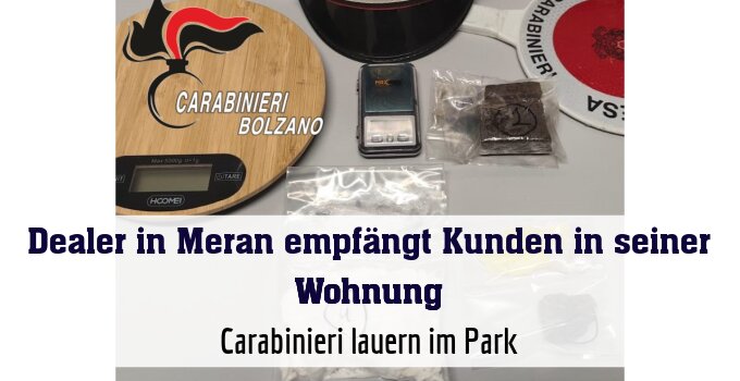 Carabinieri lauern im Park
