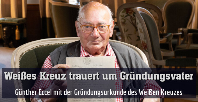 Günther Eccel mit der Gründungsurkunde des Weißen Kreuzes