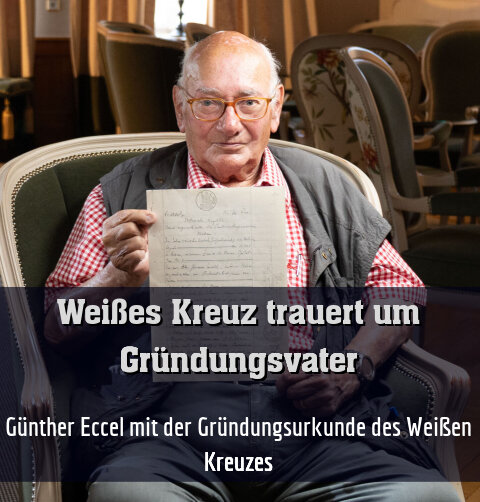 Günther Eccel mit der Gründungsurkunde des Weißen Kreuzes