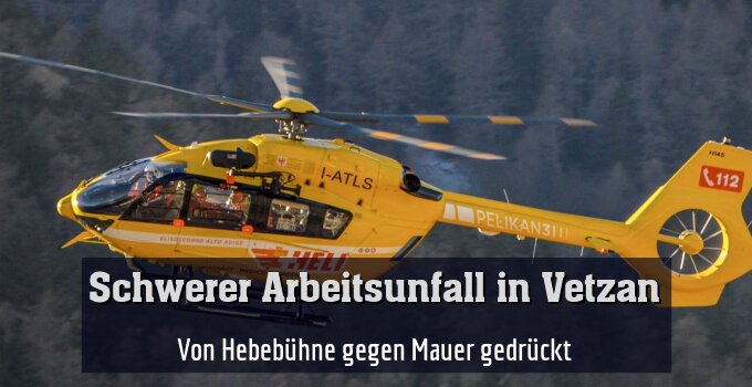 Von Hebebühne gegen Mauer gedrückt