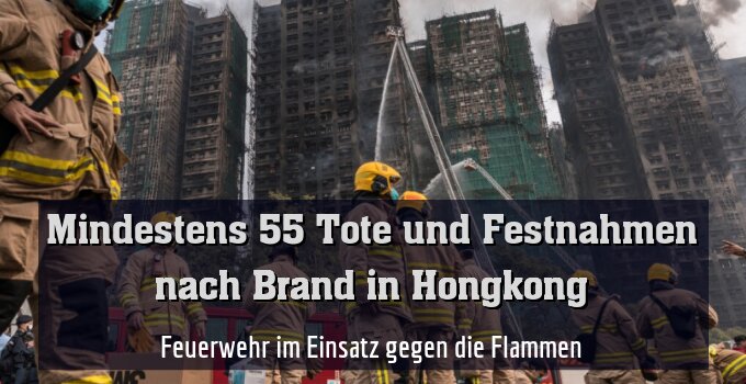 Einsatzkräfte vor den noch immer rauchenden Hochhaustürmen