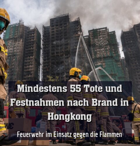 Einsatzkräfte vor den noch immer rauchenden Hochhaustürmen