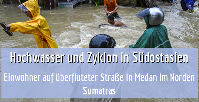 Einwohner auf überfluteter Straße in Medan im Norden Sumatras