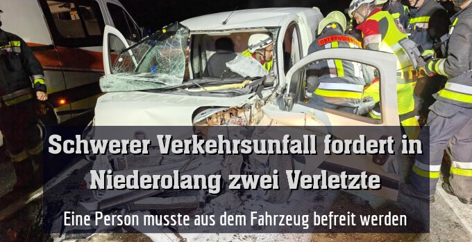 Eine Person musste aus dem Fahrzeug befreit werden
