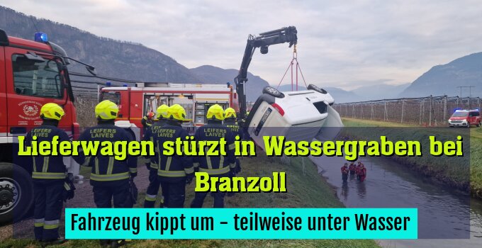 Fahrzeug kippt um - teilweise unter Wasser
