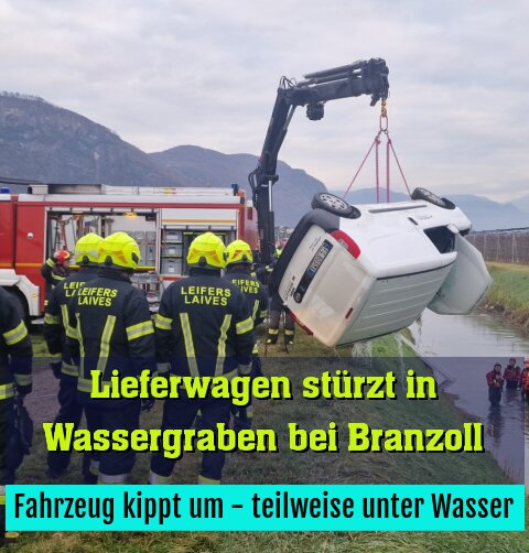 Fahrzeug kippt um - teilweise unter Wasser
