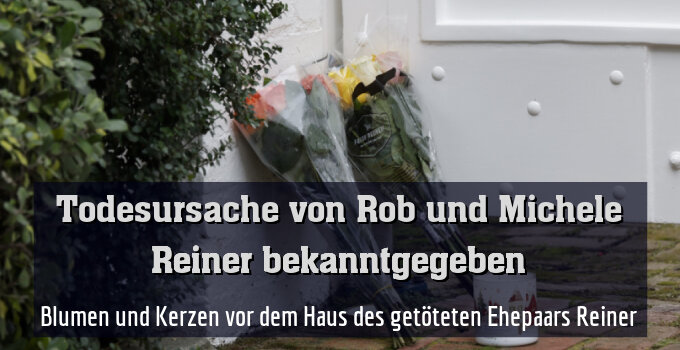 Blumen und Kerzen vor dem Haus des getöteten Ehepaars Reiner
