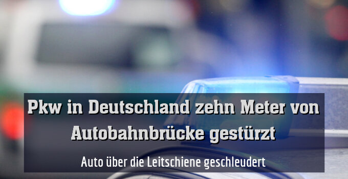 Auto über die Leitschiene geschleudert