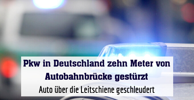 Auto über die Leitschiene geschleudert