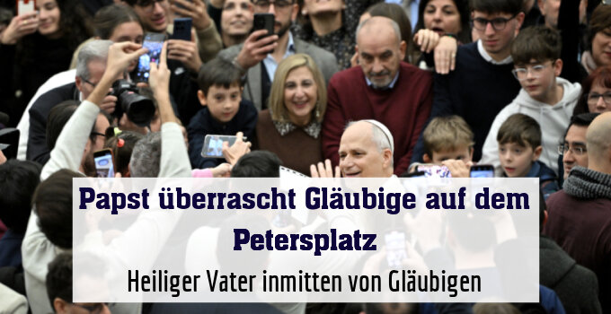 Heiliger Vater inmitten von Gläubigen