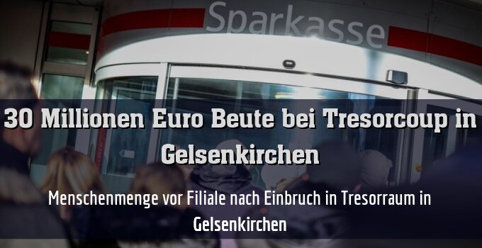 Menschenmenge vor Filiale nach Einbruch in Tresorraum in Gelsenkirchen