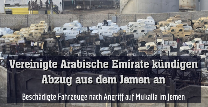 Beschädigte Fahrzeuge nach Angriff auf Mukalla im Jemen