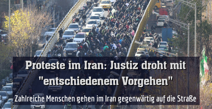 Zahlreiche Menschen gehen im Iran gegenwärtig auf die Straße