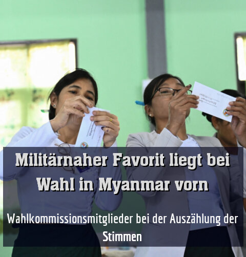 Wahlkommissionsmitglieder bei der Auszählung der Stimmen