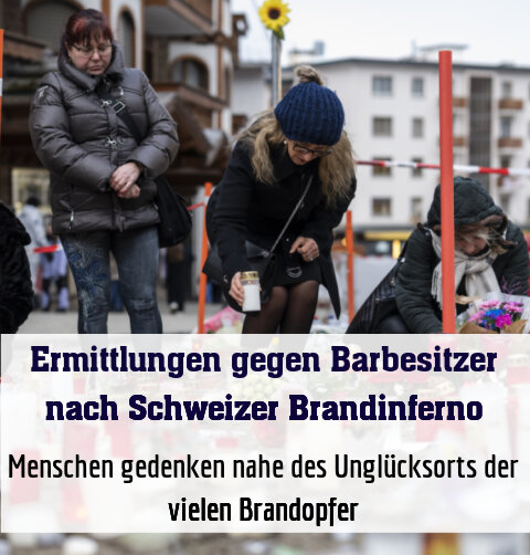 Menschen gedenken nahe des Unglücksorts der vielen Brandopfer