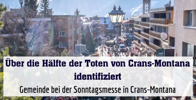 Menschenmenge nach Gedenkmesse am Weg zum abgebrannten Lokal