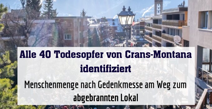 Menschenmenge nach Gedenkmesse am Weg zum abgebrannten Lokal