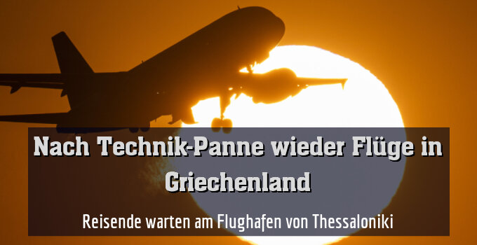 Reisende warten am Flughafen von Thessaloniki