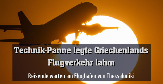 Reisende warten am Flughafen von Thessaloniki
