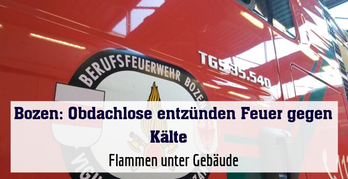 Flammen unter Gebäude