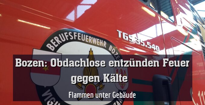 Flammen unter Gebäude