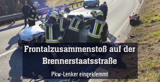 Pkw-Lenker eingeklemmt